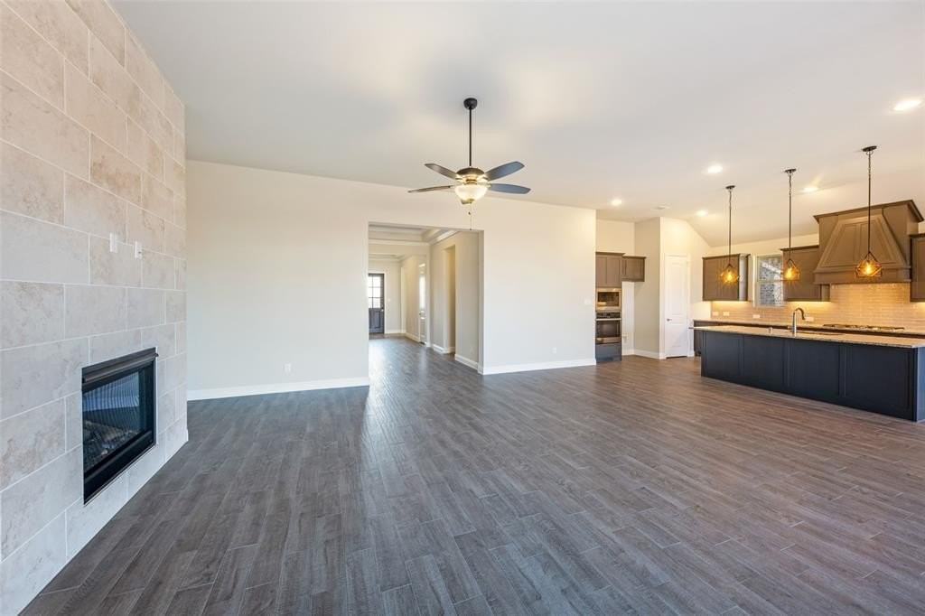 2813 Carisbrooke St - Photo 3 of 29