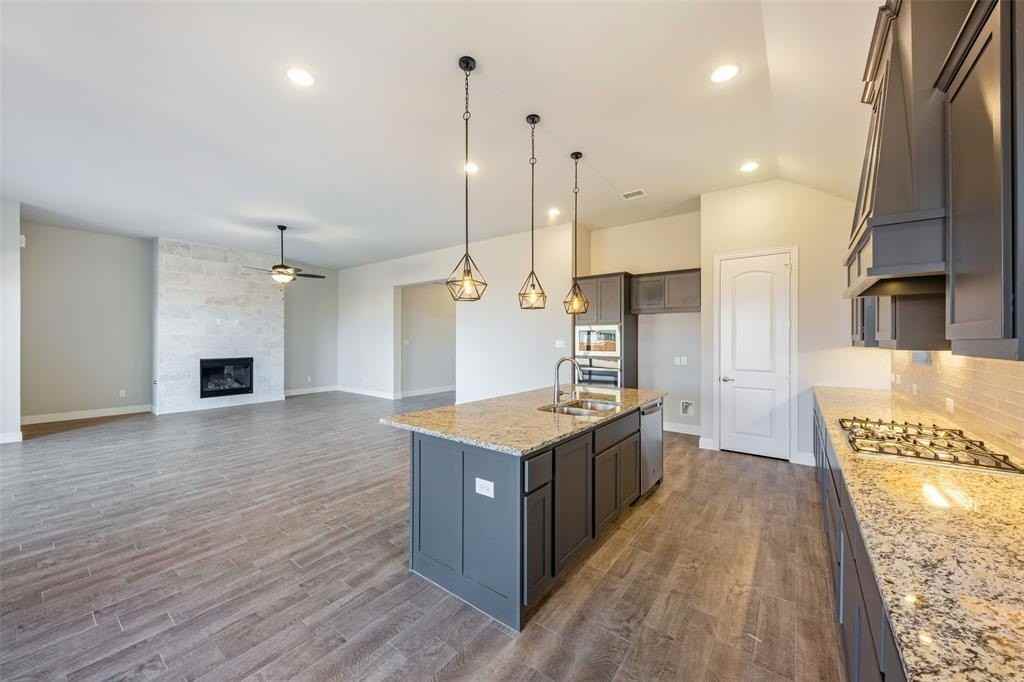 2813 Carisbrooke St - Photo 4 of 29