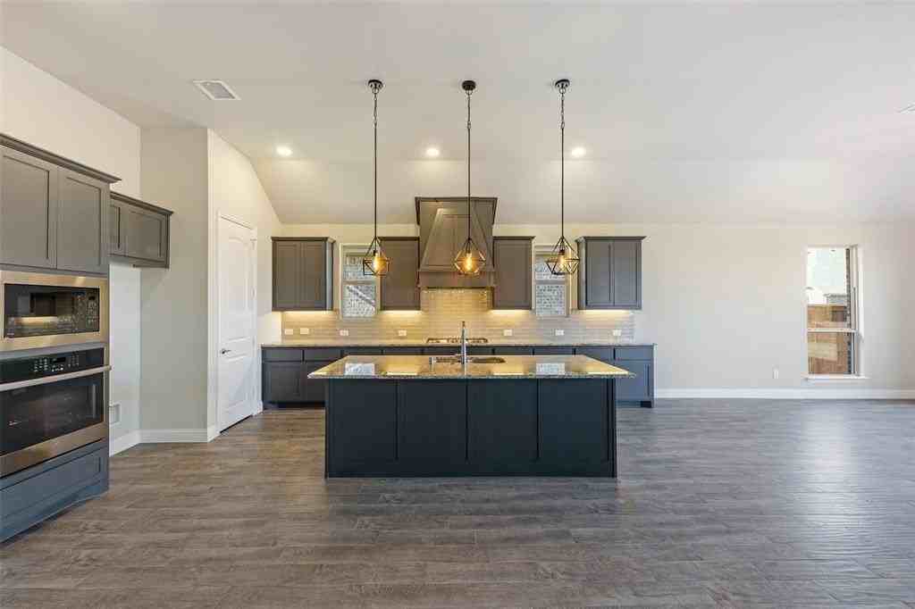 2813 Carisbrooke St - Photo 5 of 29