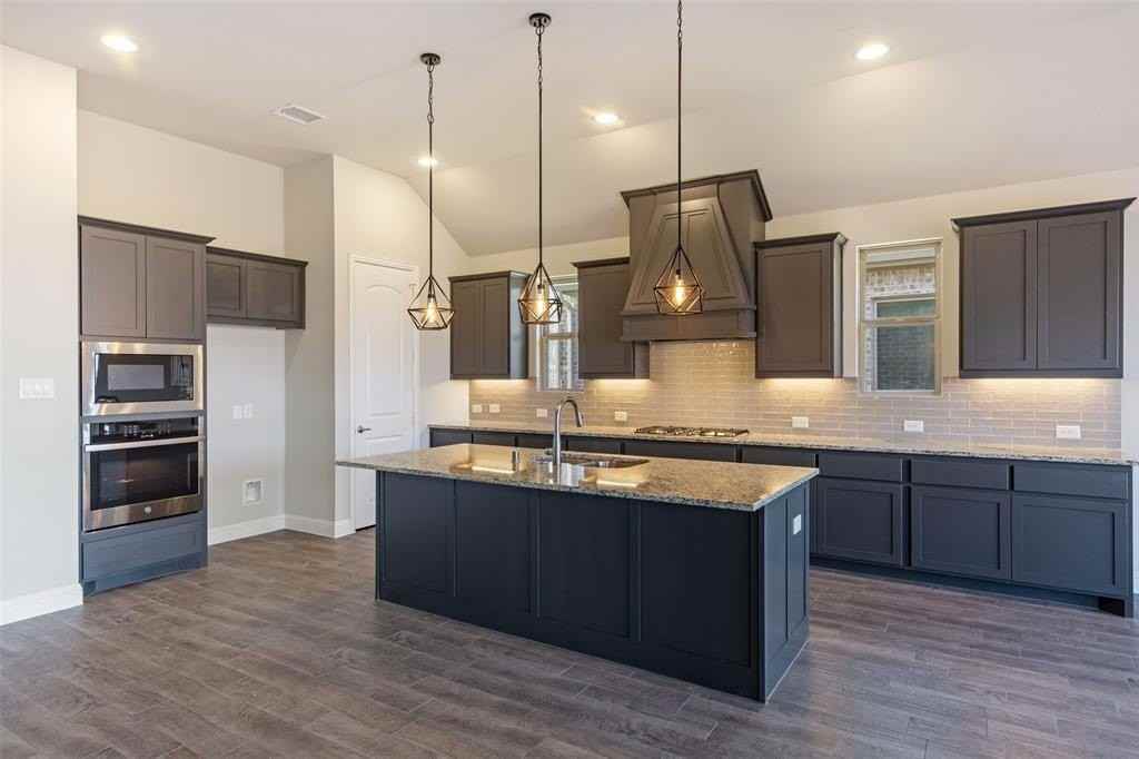 2813 Carisbrooke St - Photo 6 of 29