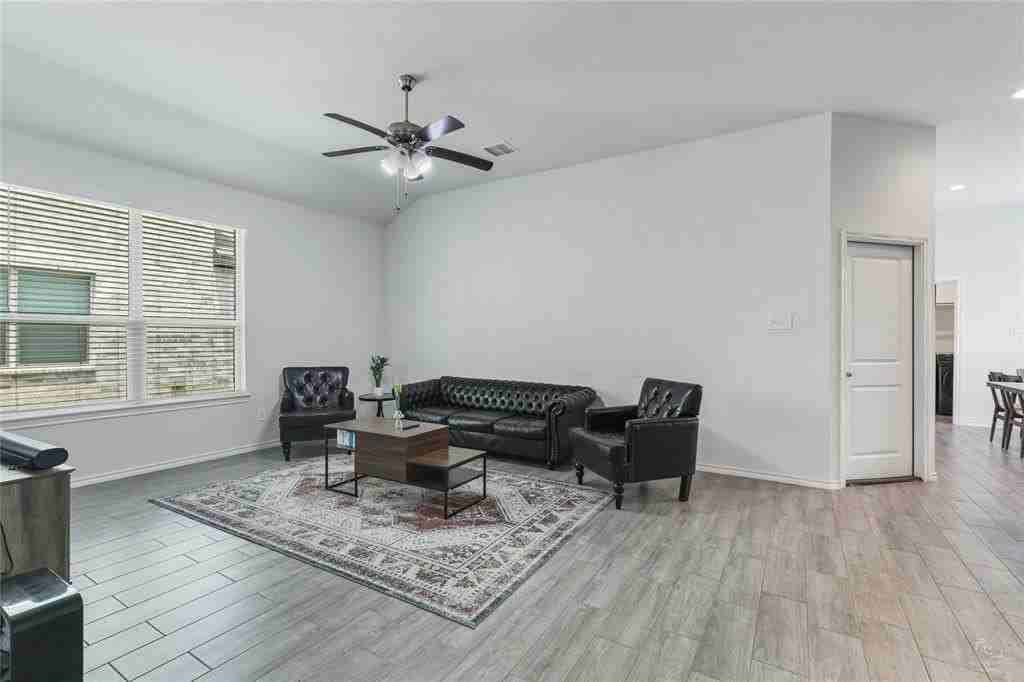 1704 Emilia Dr - Photo 4 of 17