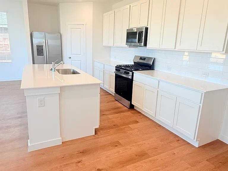 9109 Sw 19th St - Photo 4 of 10