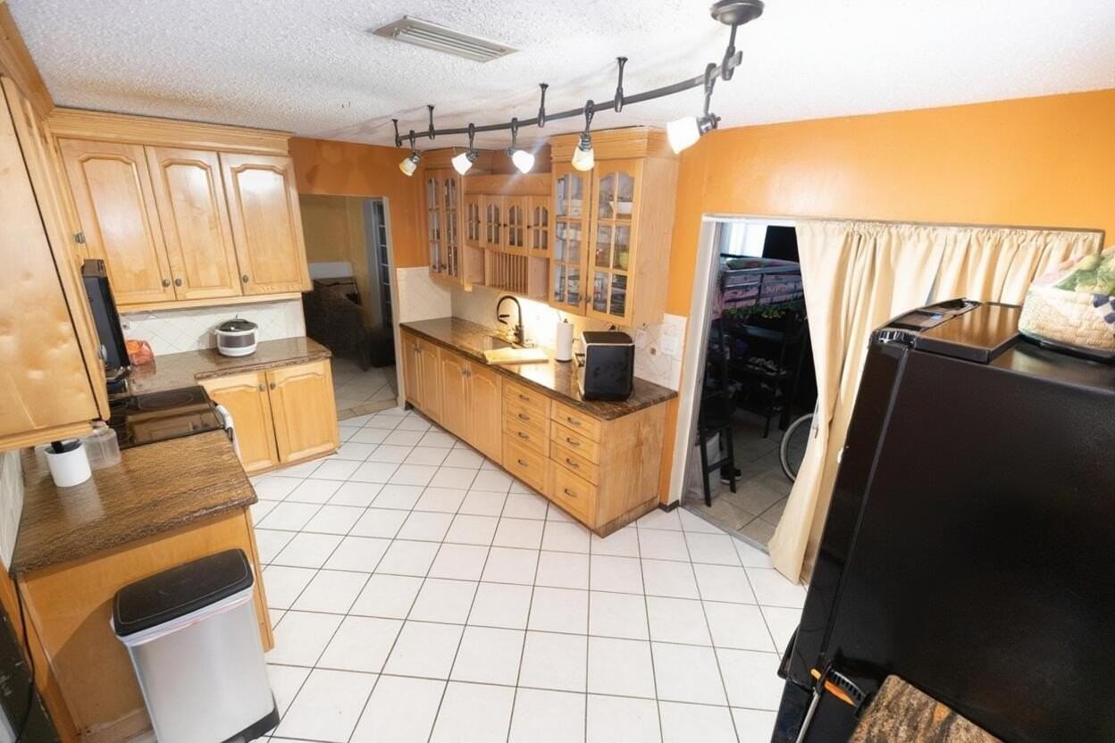 6717 Nw 59th St - Photo 4 of 16