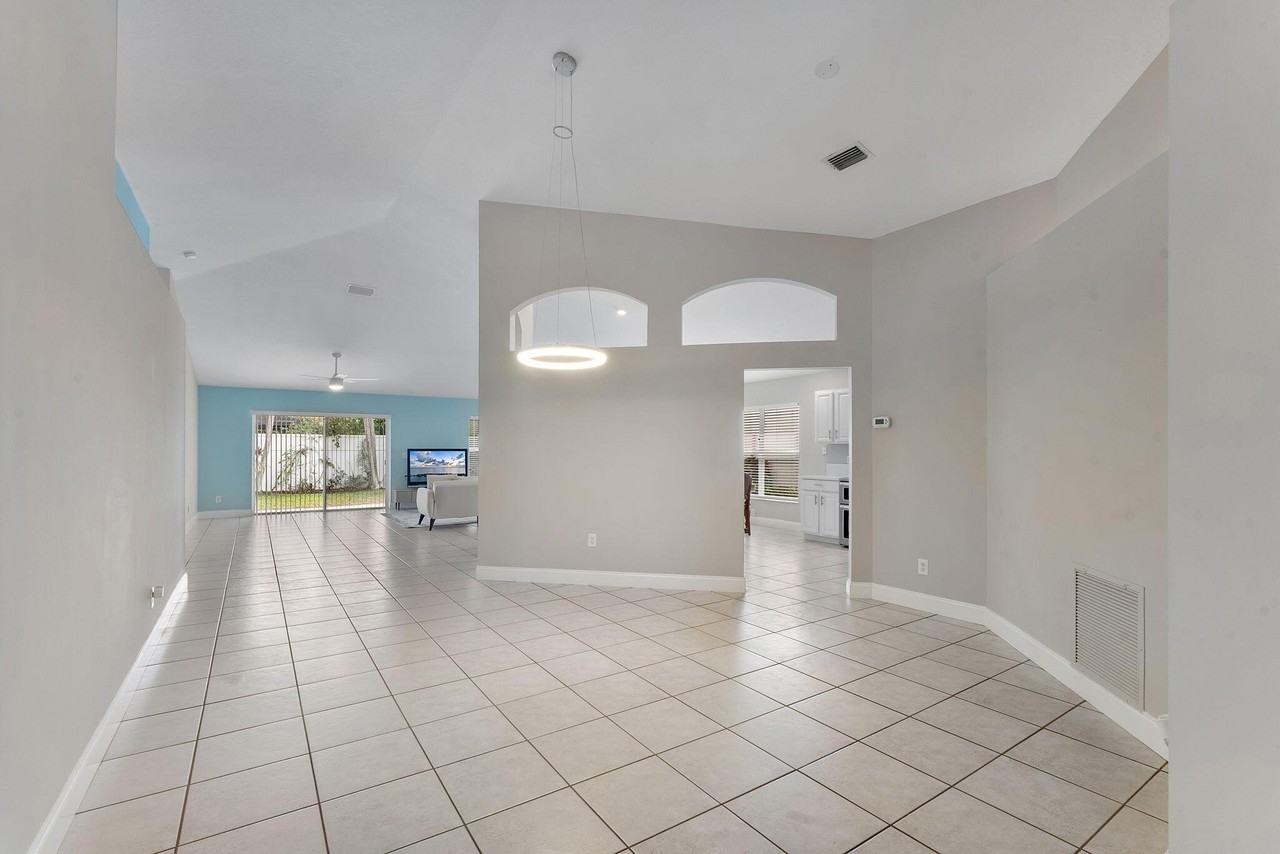 981 Delray Lakes Dr - Photo 4 of 18