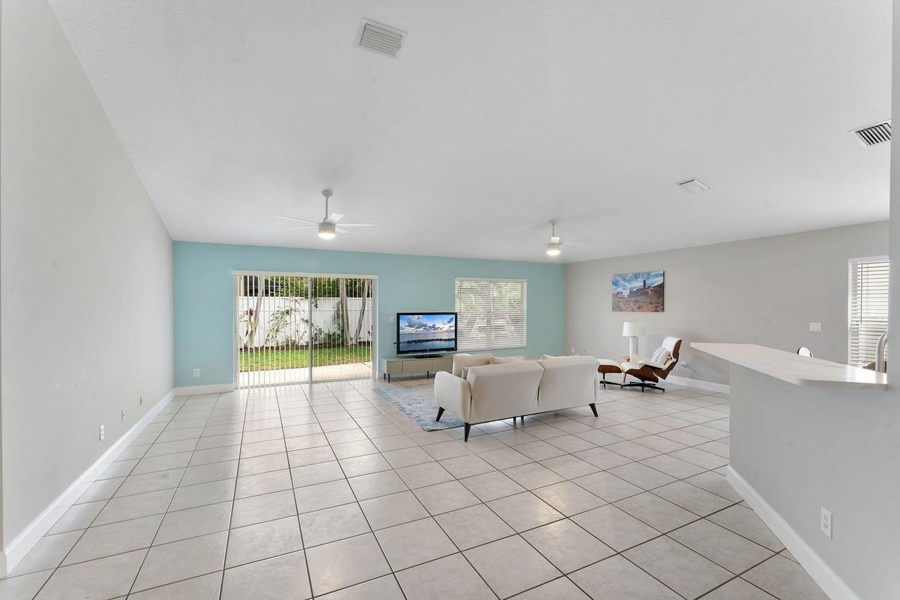 981 Delray Lakes Dr - Photo 7 of 18