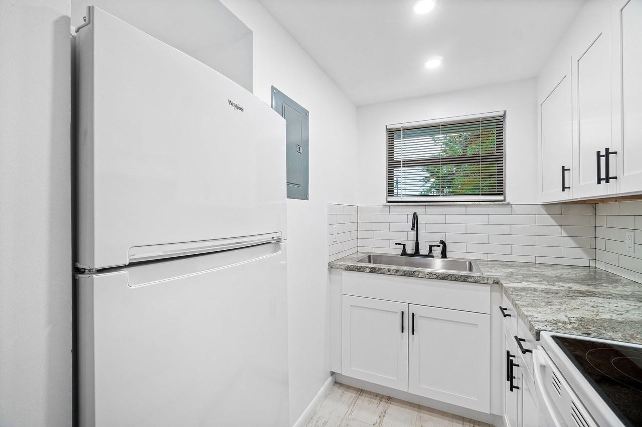 626 N Federal Hwy #3 - Photo 3 of 23