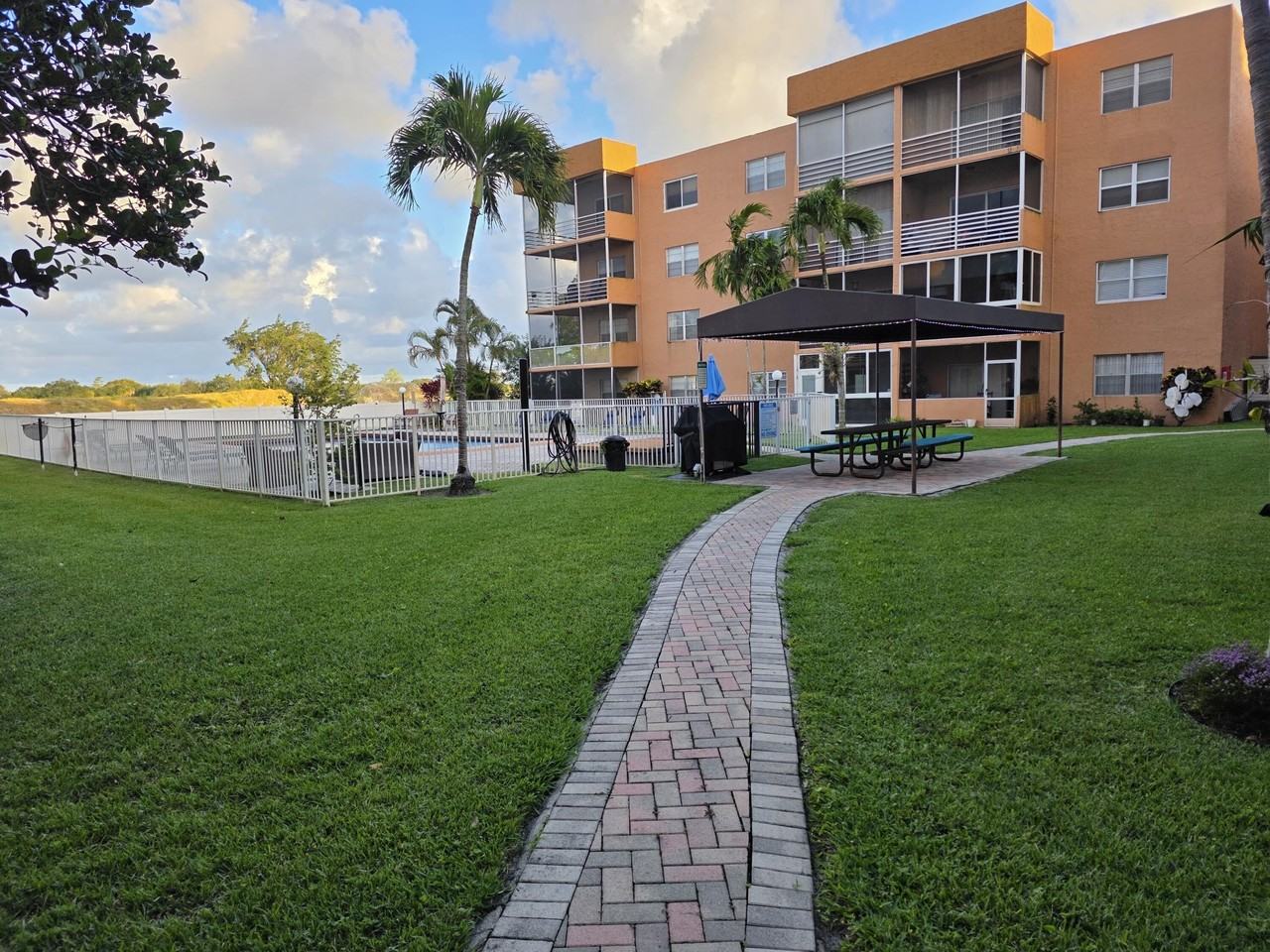 3048 E Sunrise Lakes Dr #412
