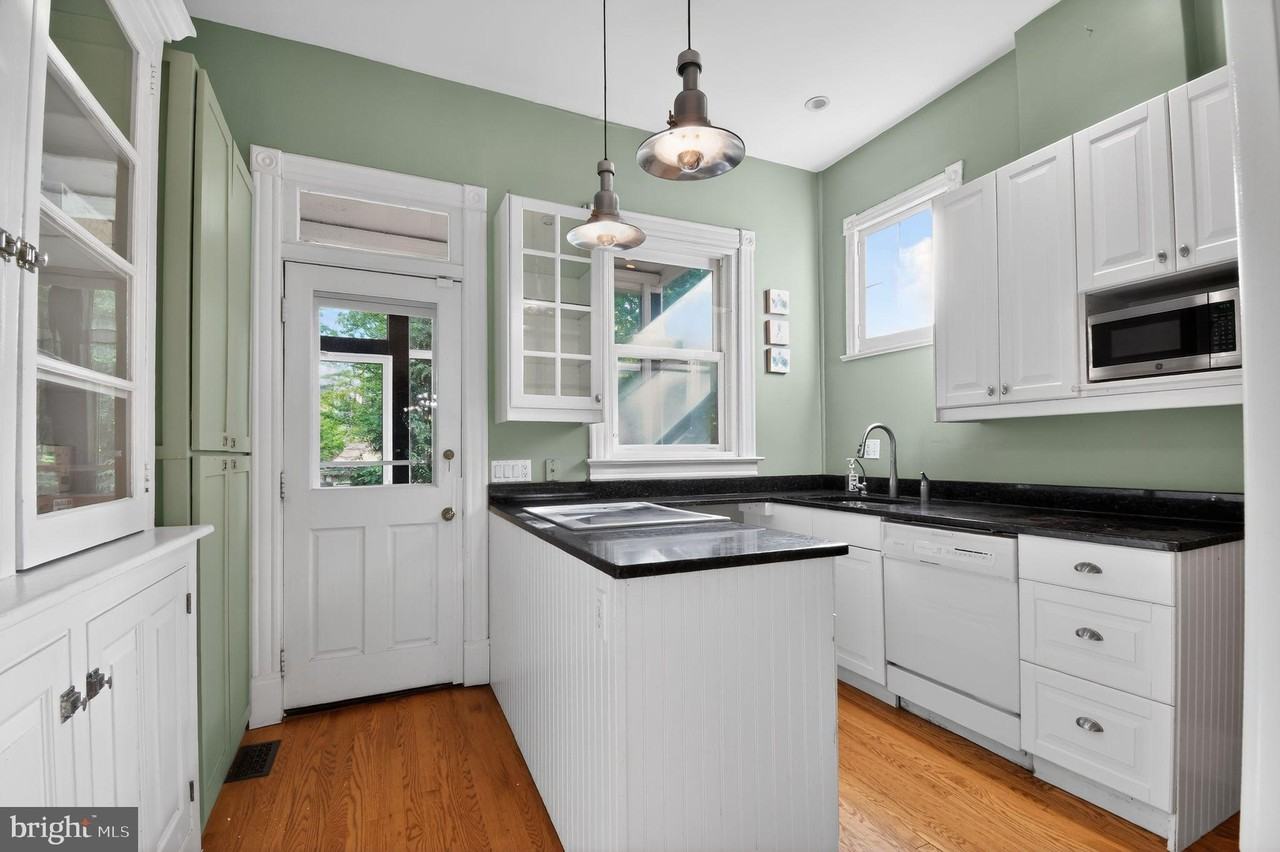1319 Massachusetts Ave Se - Photo 4 of 32
