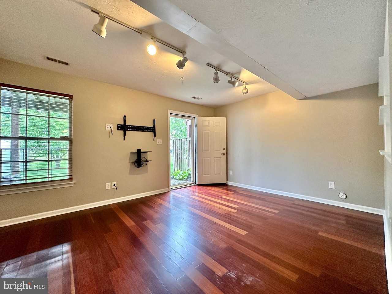 2107 Mardic Dr - Photo 5 of 50