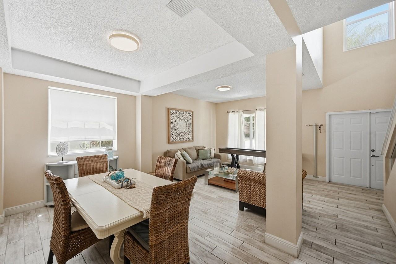 15073 Oak Chase Ct - Photo 3 of 8