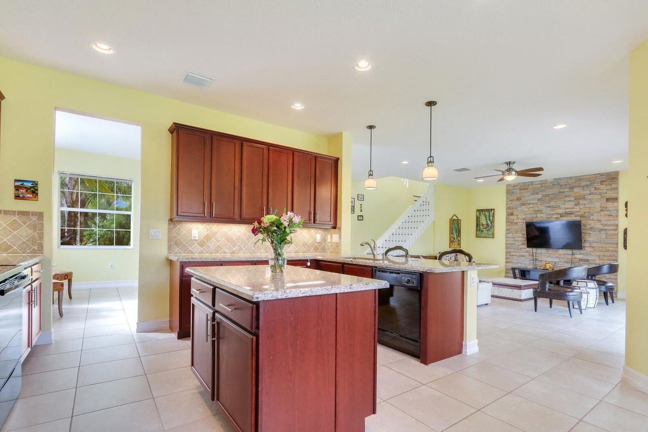 8185 Fiera Ridge Dr - Photo 2 of 8