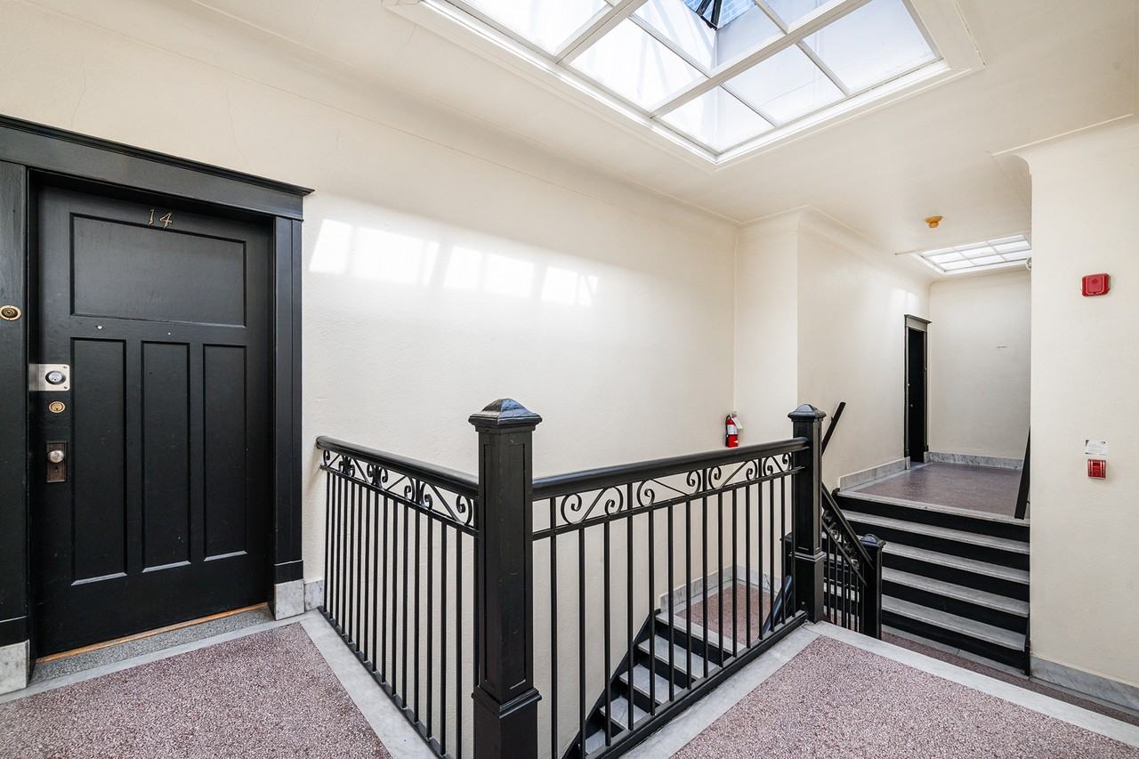 2076 Sherbrooke - Photo 2 of 3