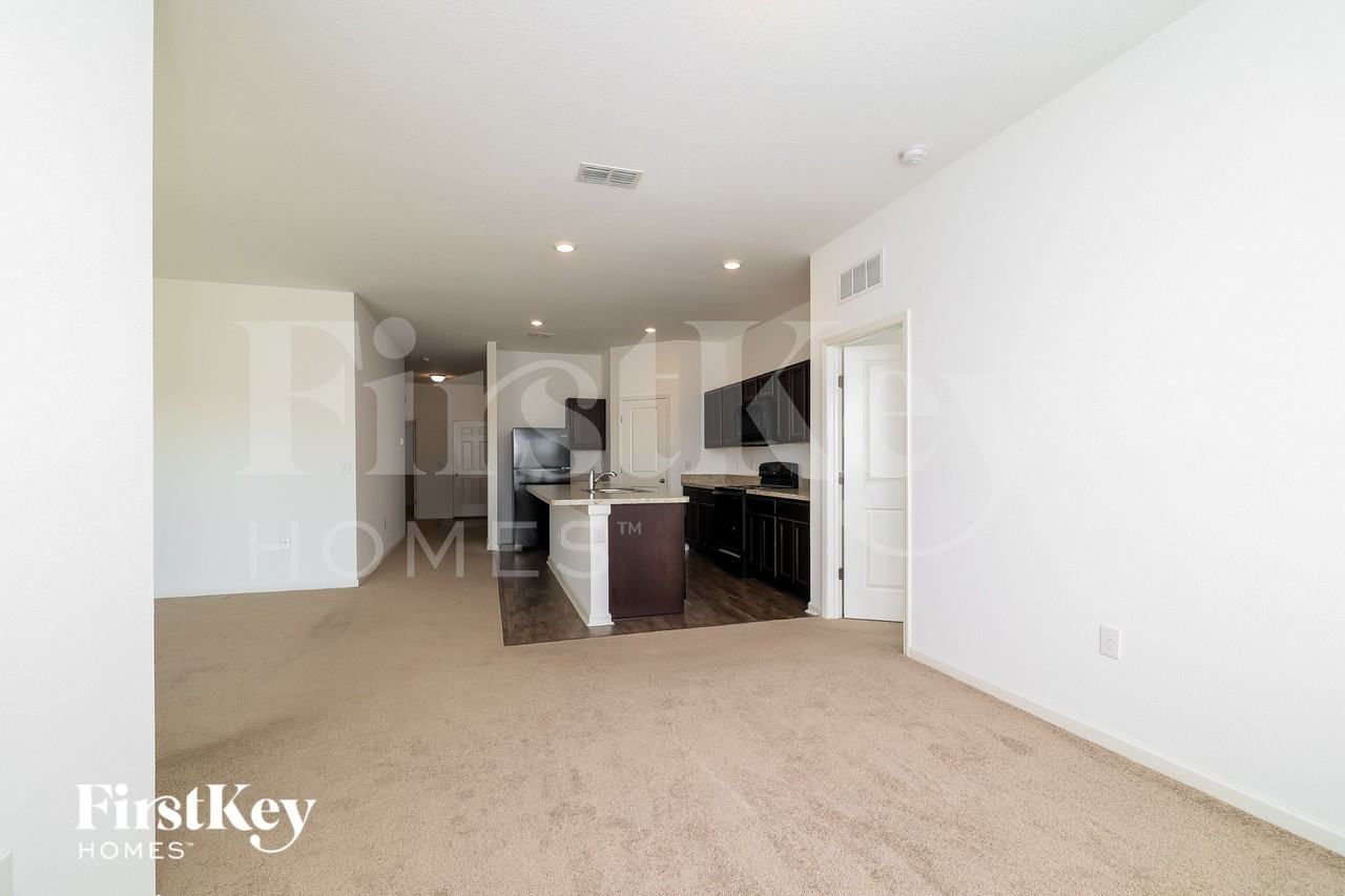 343 Eaglecrest Dr - Photo 3 of 15