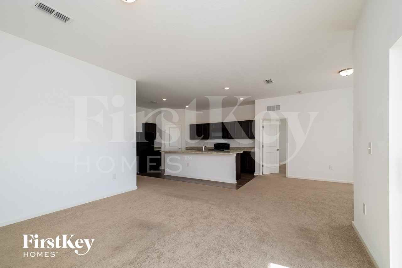 343 Eaglecrest Dr - Photo 4 of 15