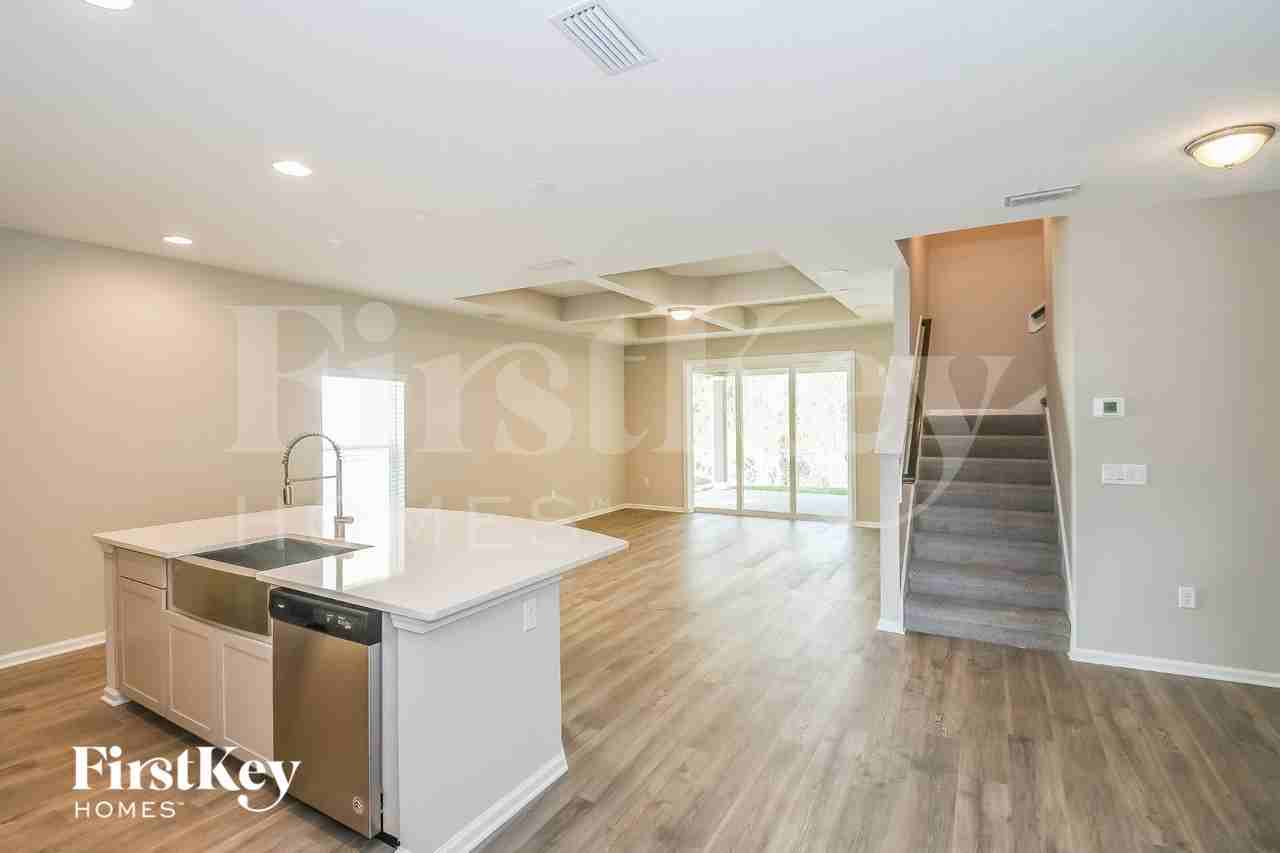 2721 Copperwood Ave - Photo 4 of 16