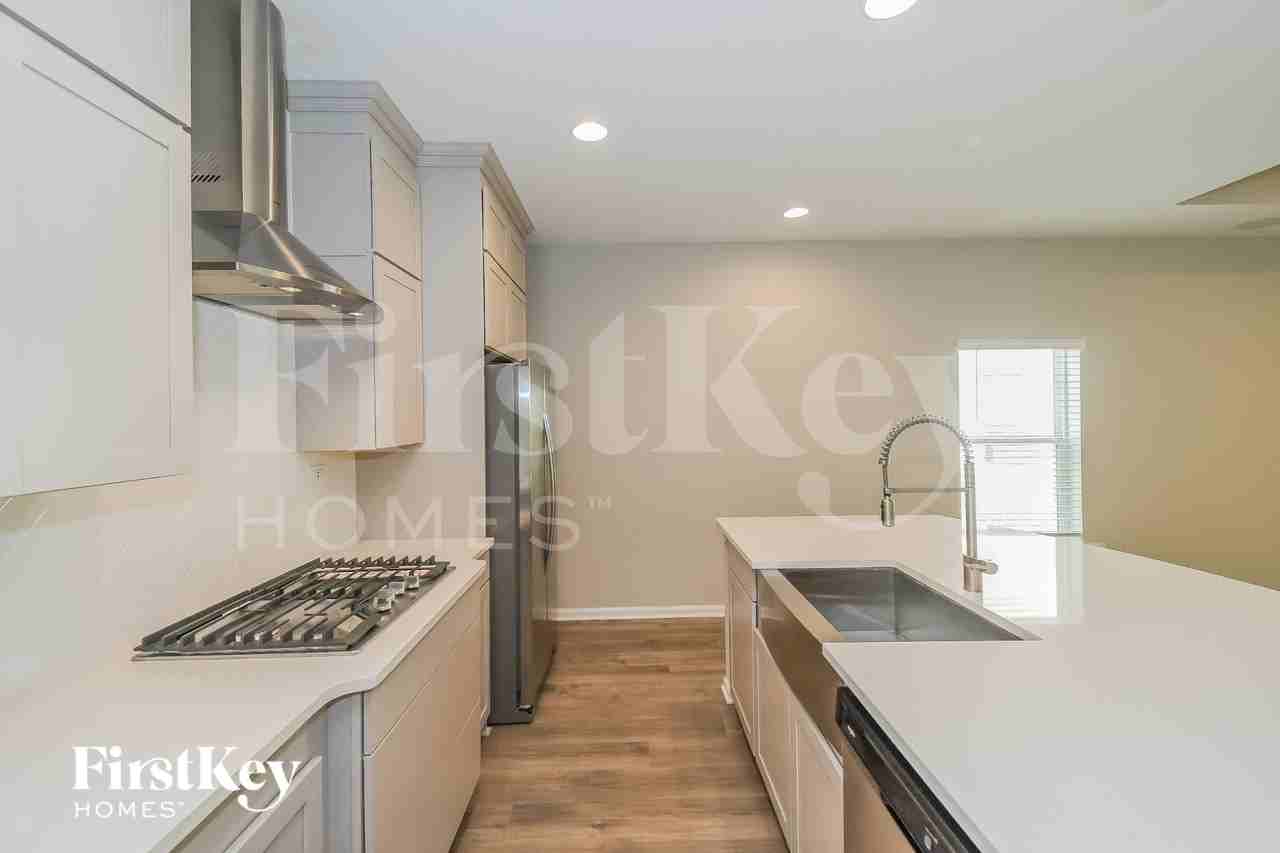 2721 Copperwood Ave - Photo 5 of 16