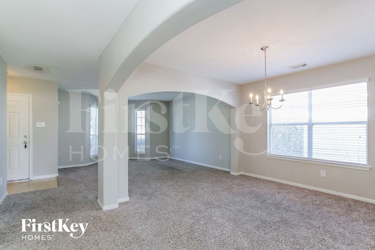 2811 Long Grove Ln - Photo 3 of 15