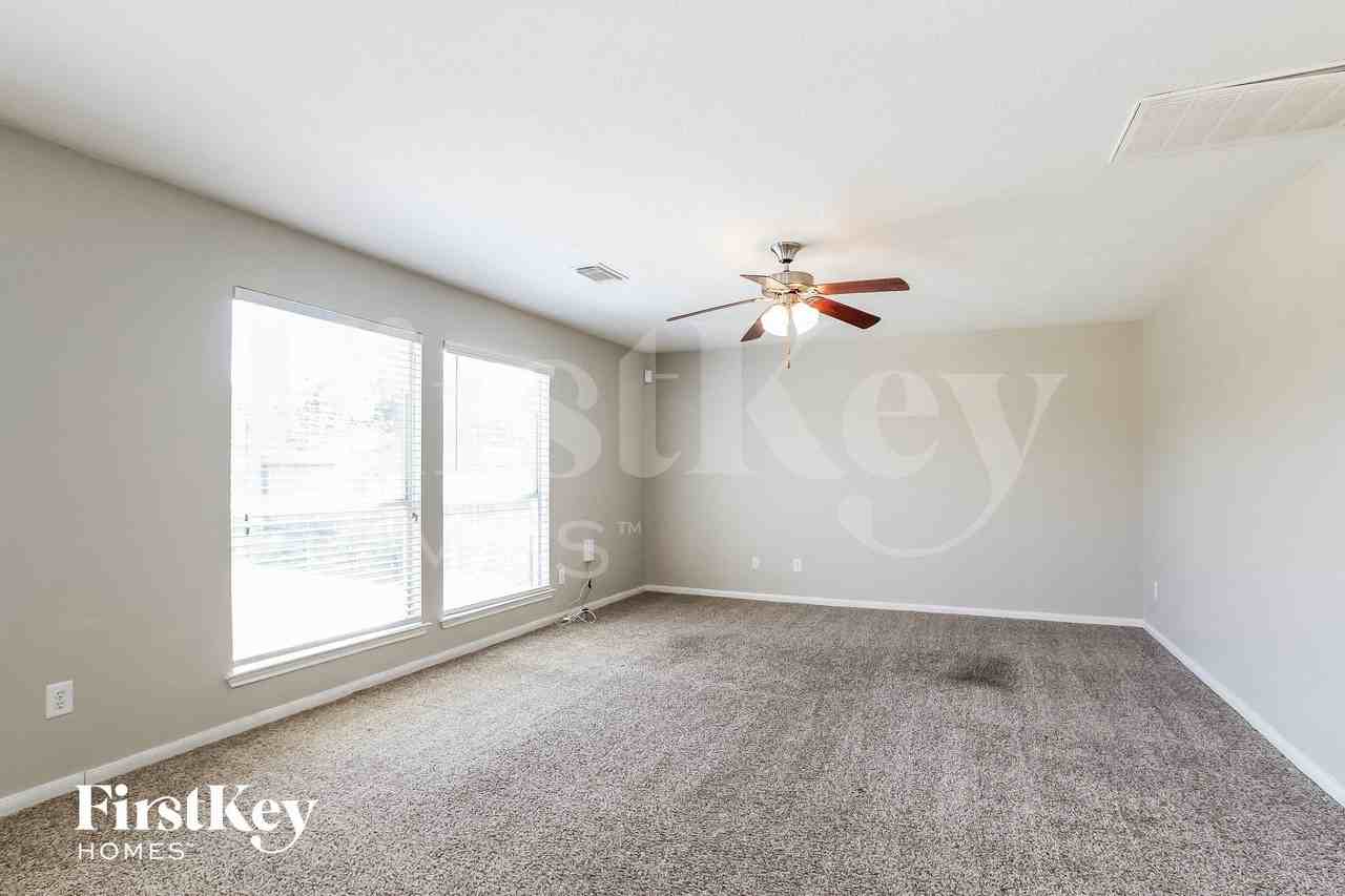 2811 Long Grove Ln - Photo 4 of 15