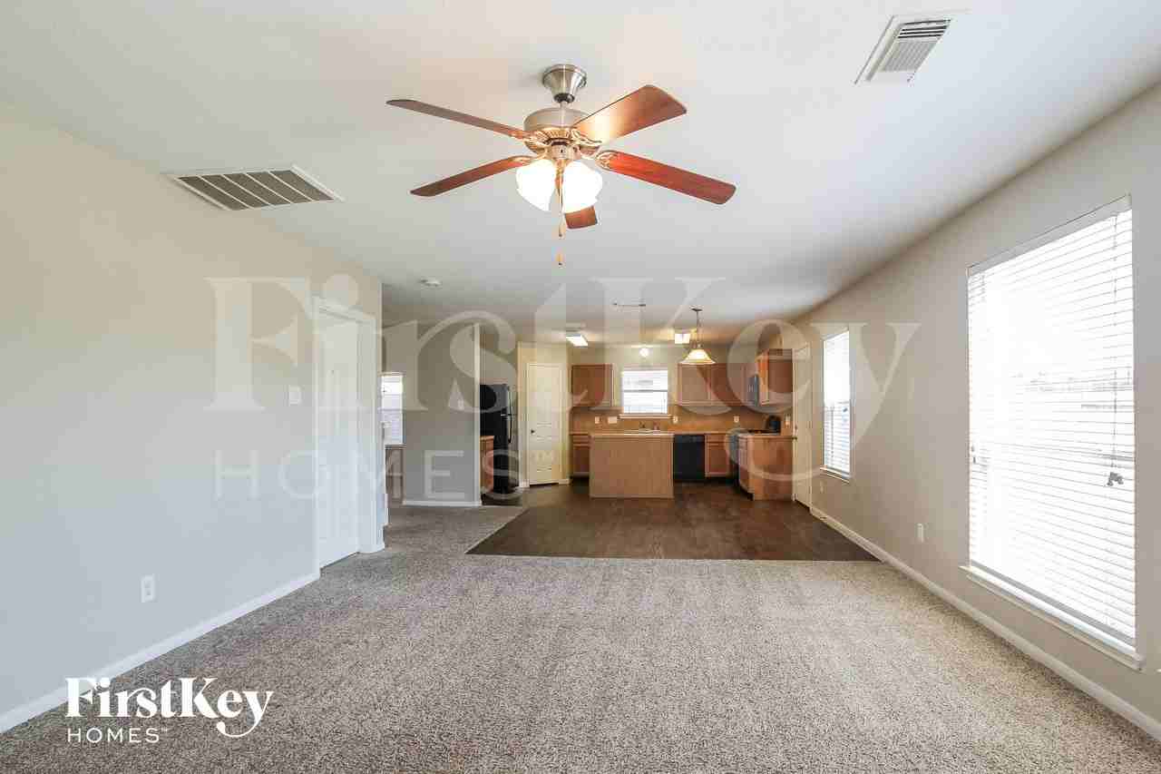 2811 Long Grove Ln - Photo 5 of 15