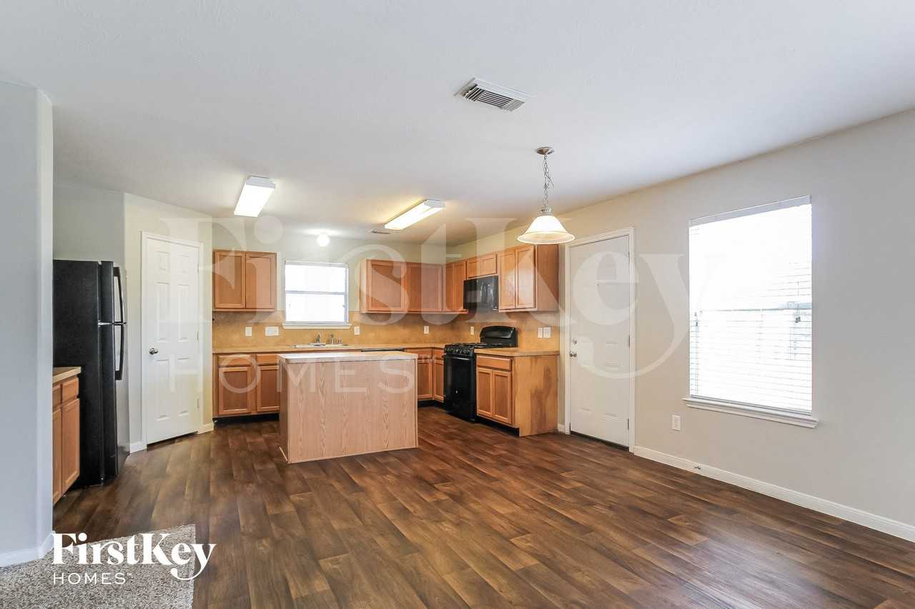 2811 Long Grove Ln - Photo 6 of 15