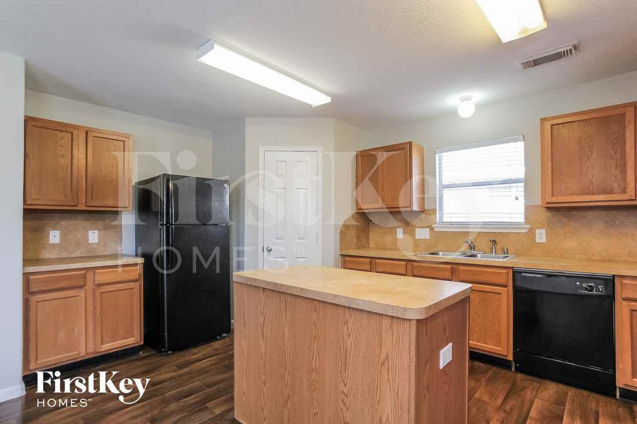 2811 Long Grove Ln - Photo 7 of 15