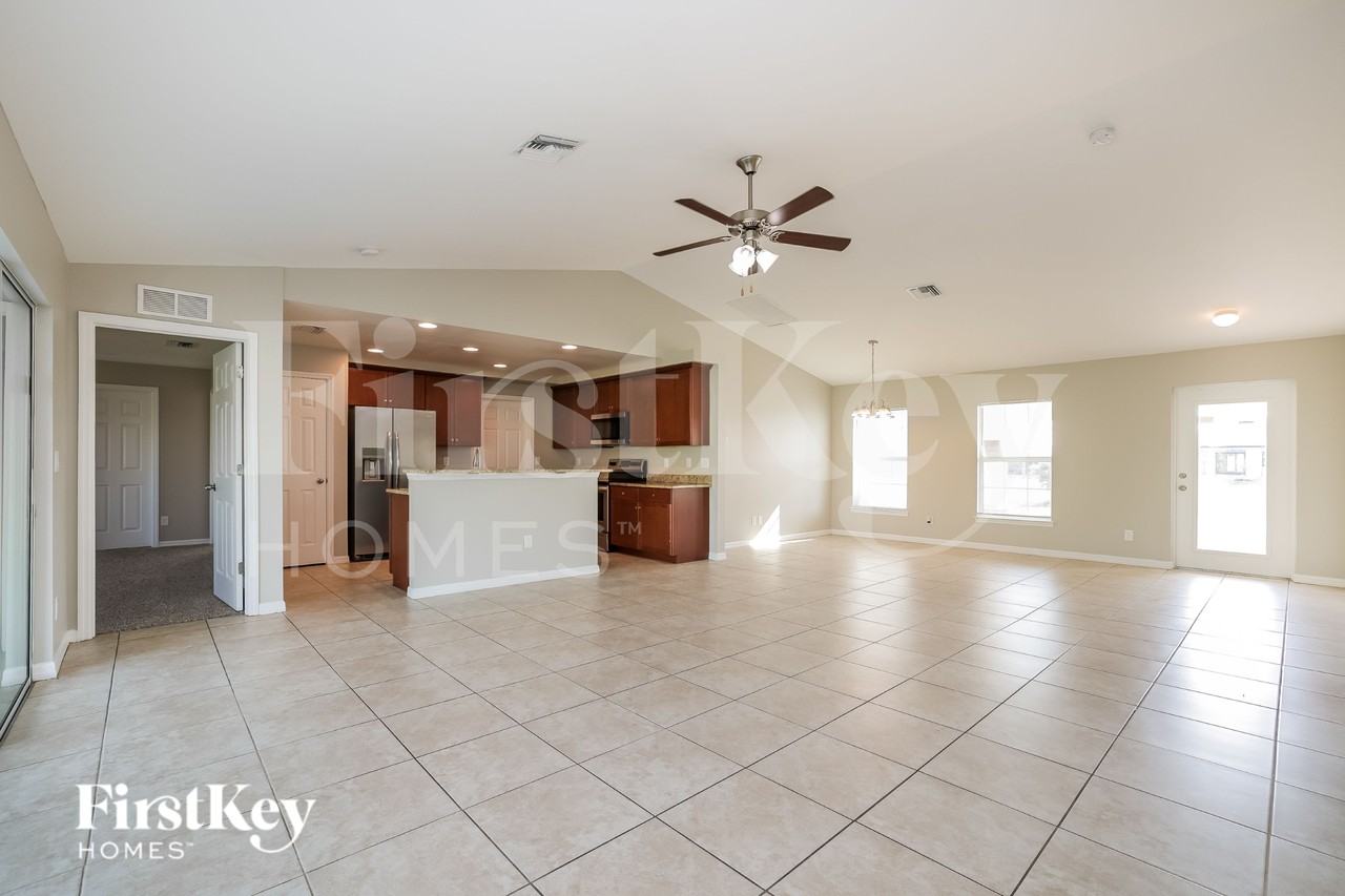 2209 Nw 37th Ave - Photo 4 of 16