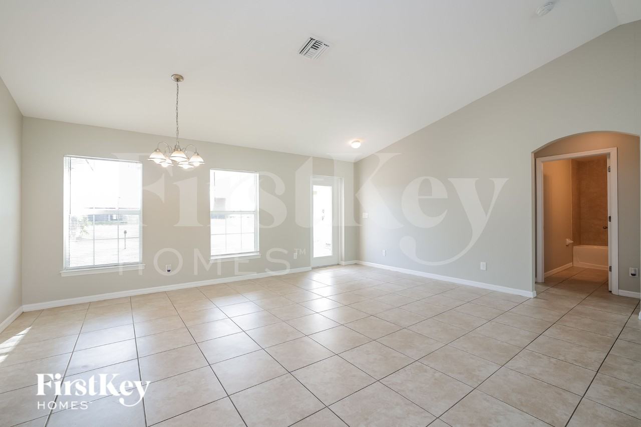 2209 Nw 37th Ave - Photo 5 of 16