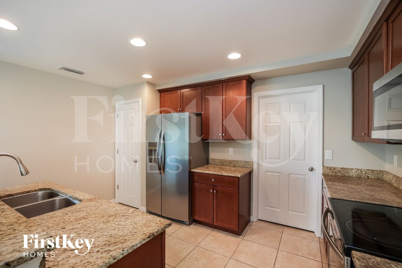 2209 Nw 37th Ave - Photo 7 of 16