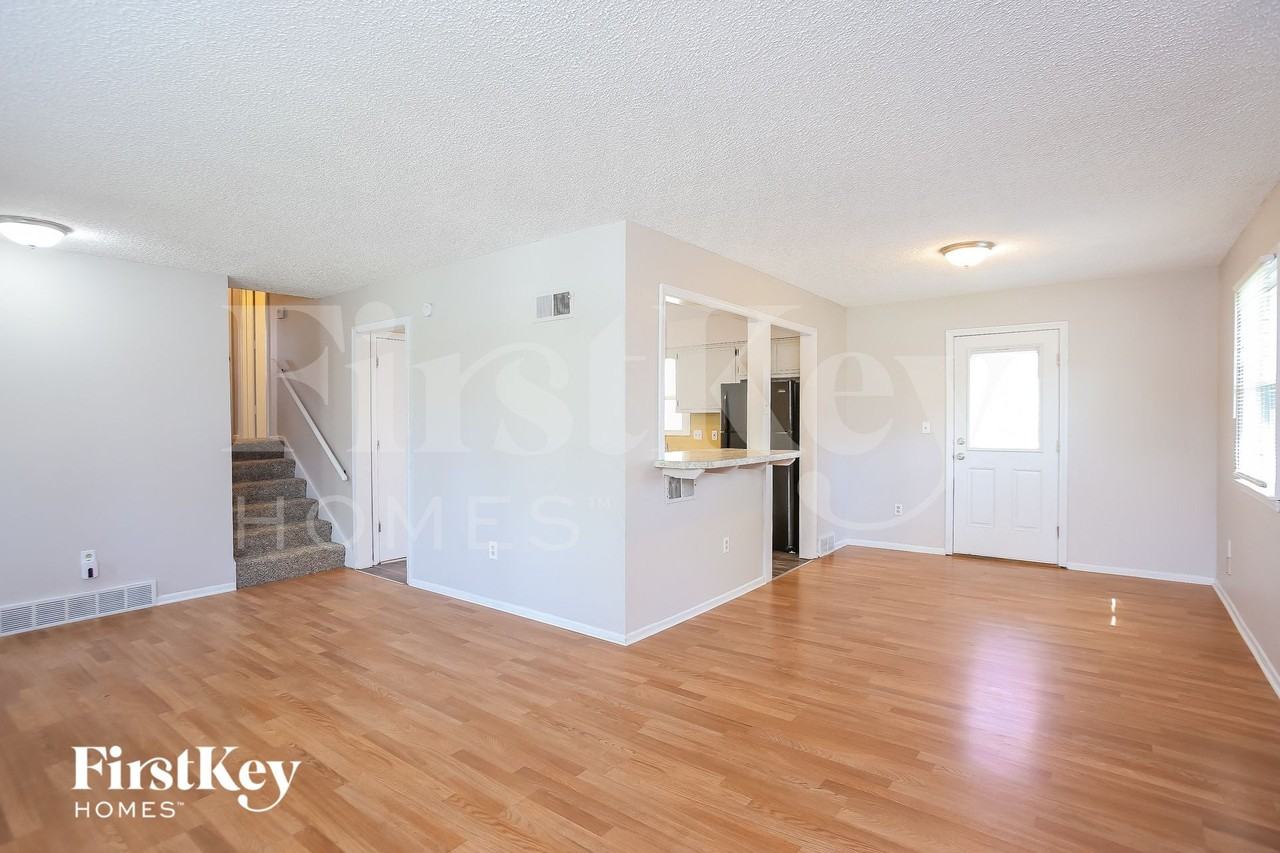 1720 Wornall Rd - Photo 4 of 15