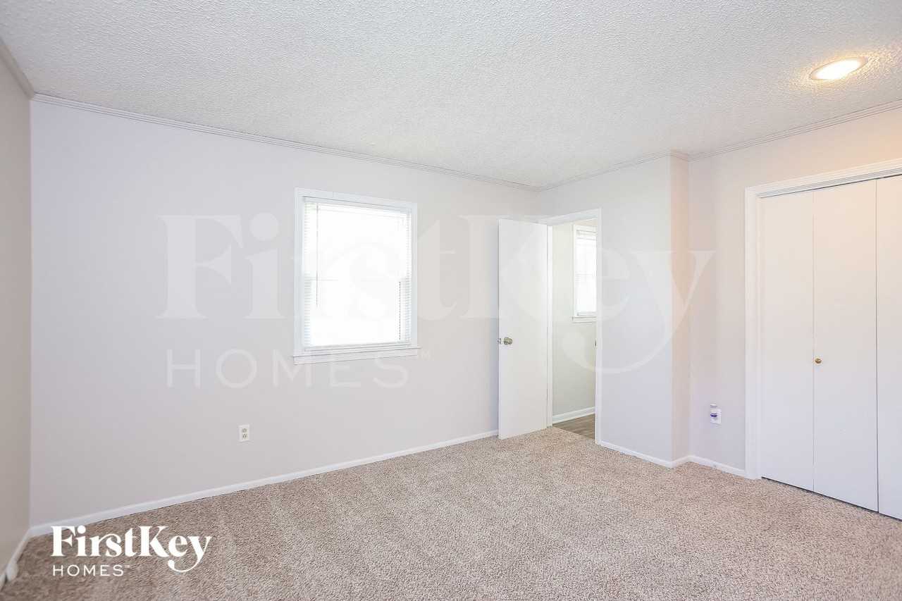 1720 Wornall Rd - Photo 7 of 15