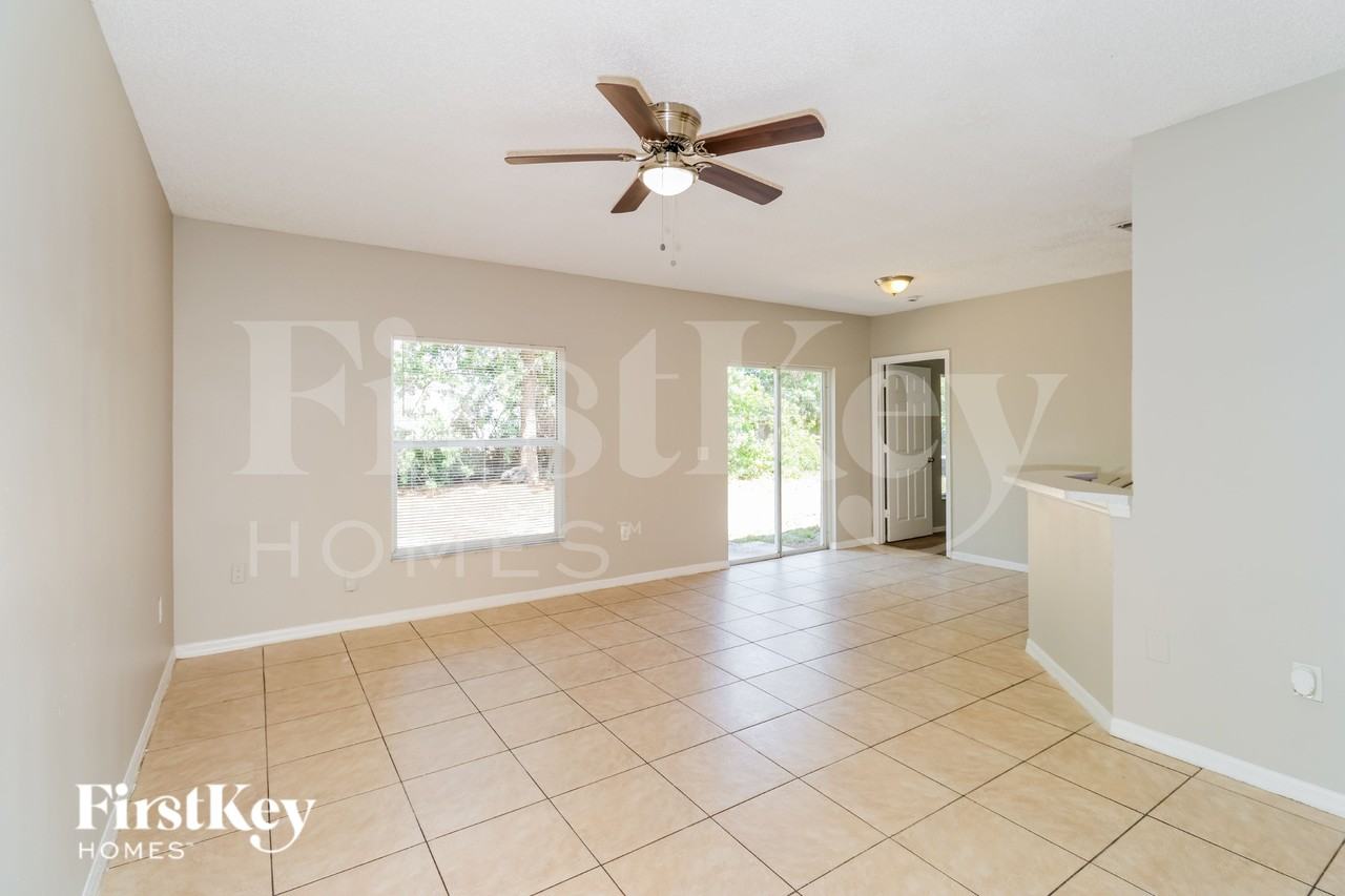 1163 Schumann Dr - Photo 4 of 16