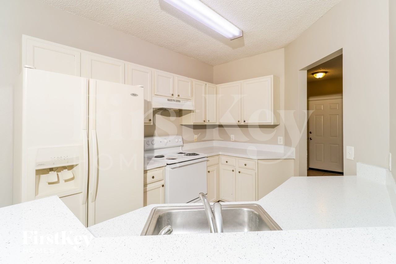 1163 Schumann Dr - Photo 5 of 16