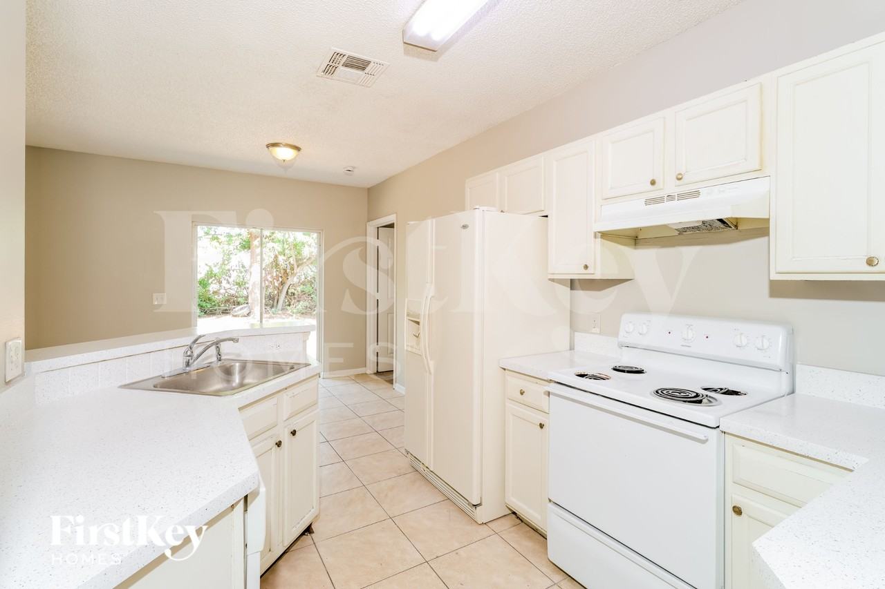 1163 Schumann Dr - Photo 6 of 16