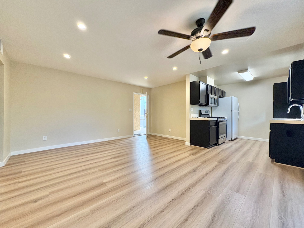 14542 Burbank Blvd #5 - Photo 3 of 10