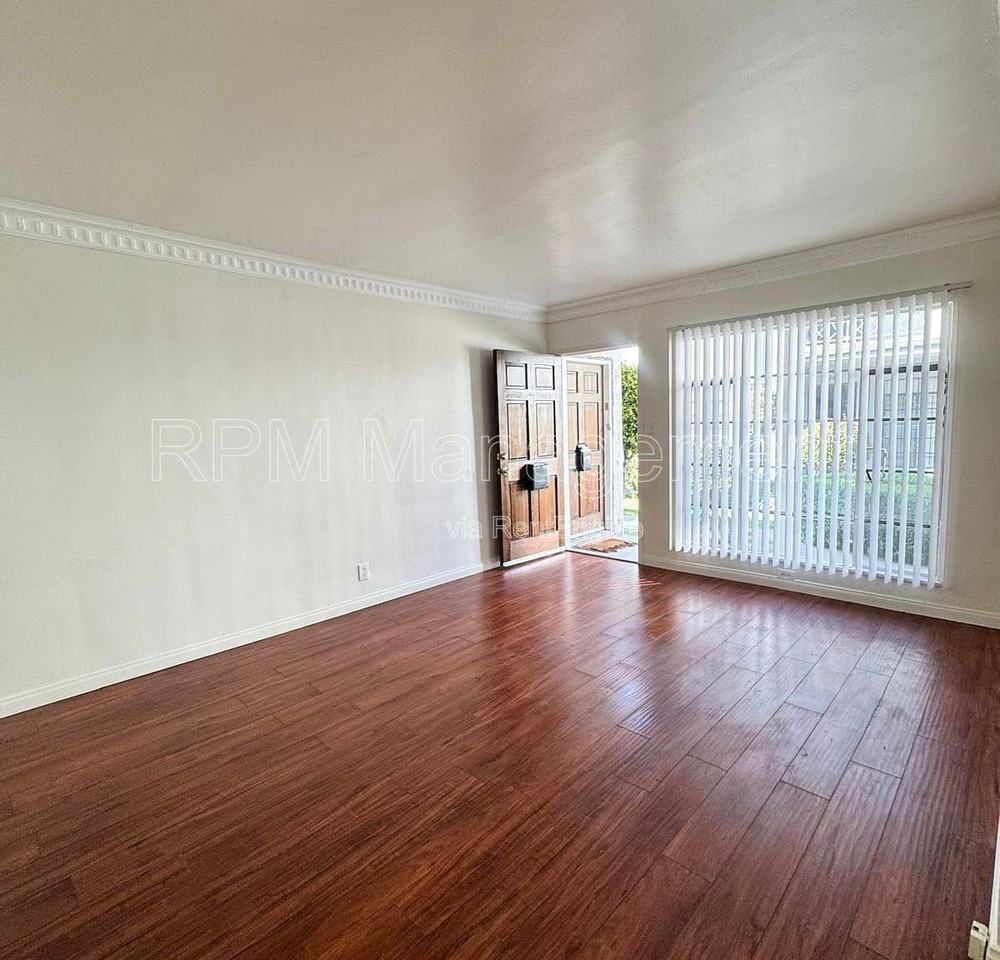 1041 S Norton Ave - Photo 3 of 10