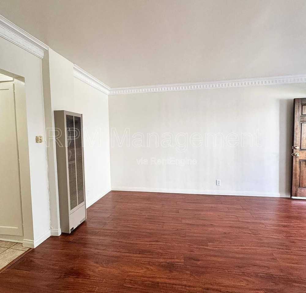 1041 S Norton Ave - Photo 4 of 10