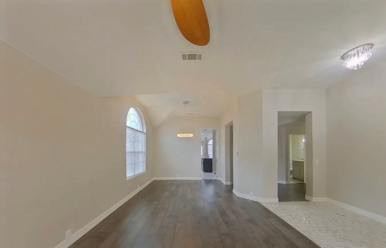 4020 Chinaberry Dr - Photo 2 of 18