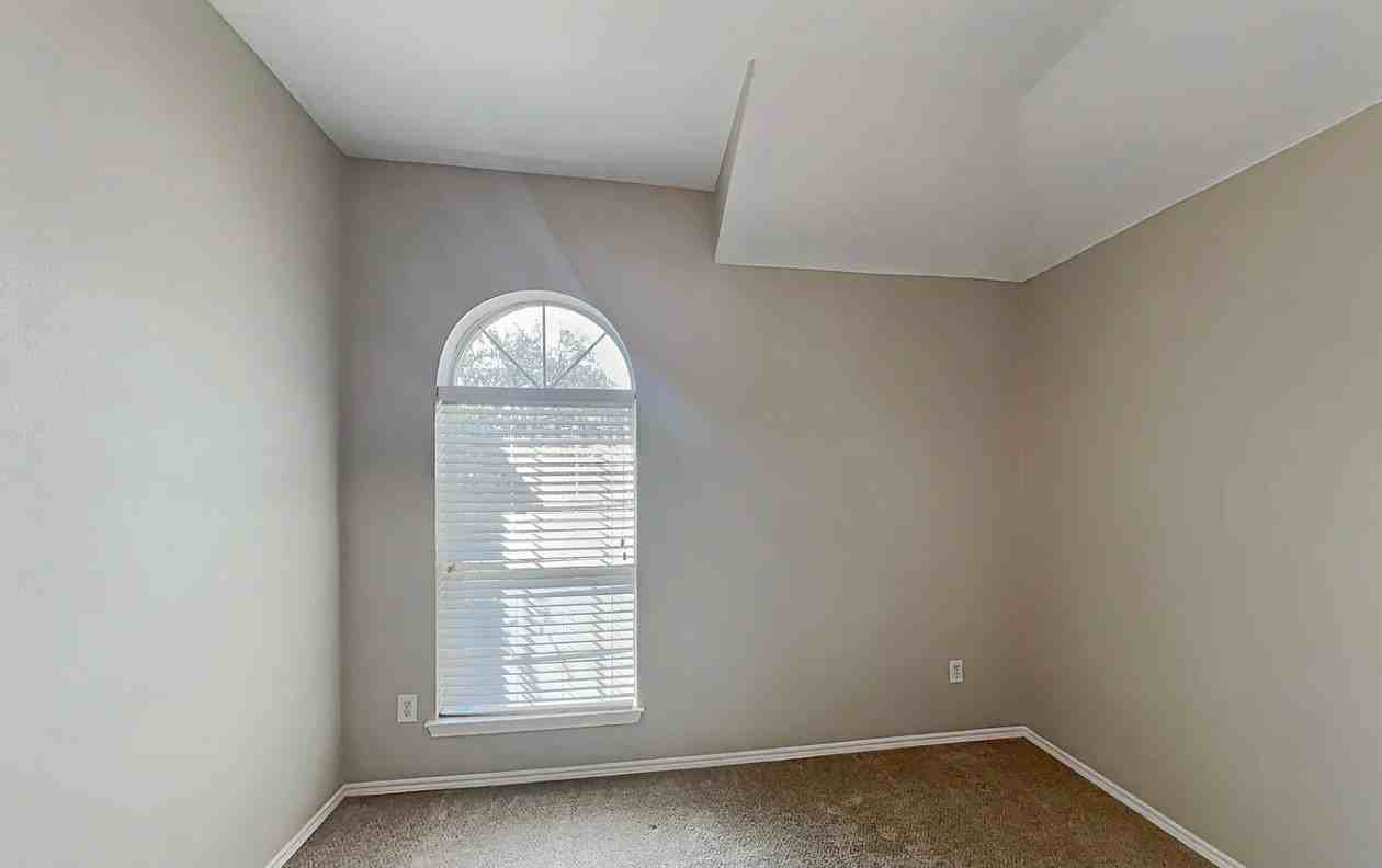 1562 Nottingham Dr - Photo 4 of 16