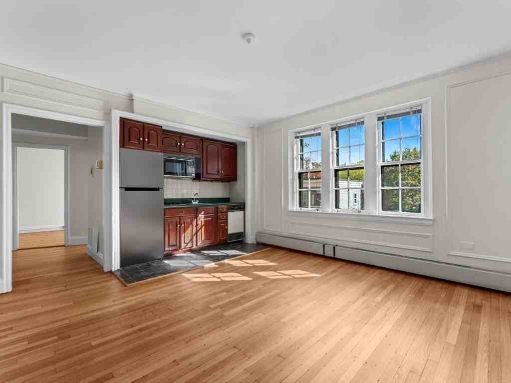 988 Memorial Dr - Photo 6 of 18