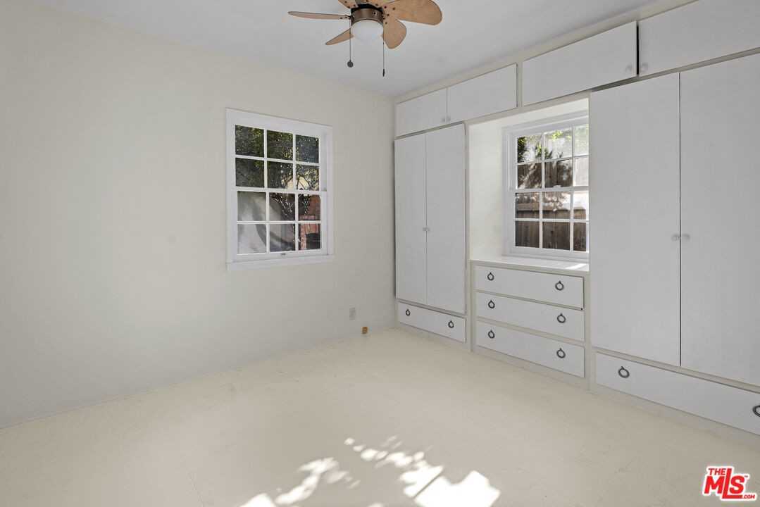 1301 Stanford St - Photo 5 of 23