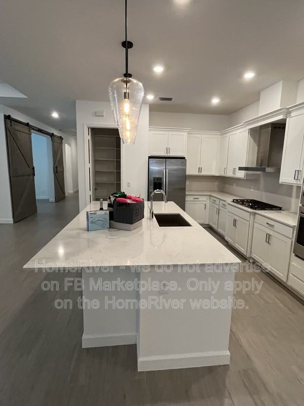 19043 Broad Shore Walk - Photo 5 of 30