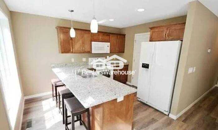 1305 Flag Ave N #2 - Photo 3 of 32