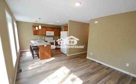 1305 Flag Ave N #2 - Photo 4 of 32