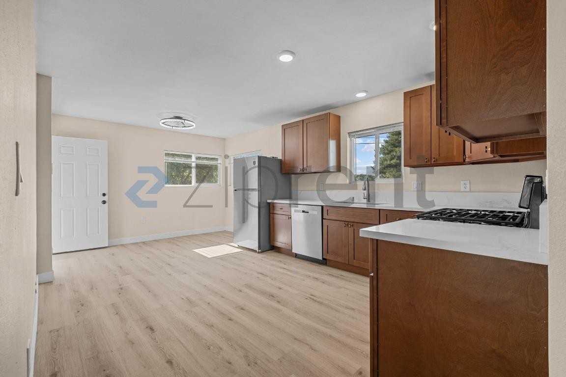 619 E Watters Rd - Photo 5 of 22