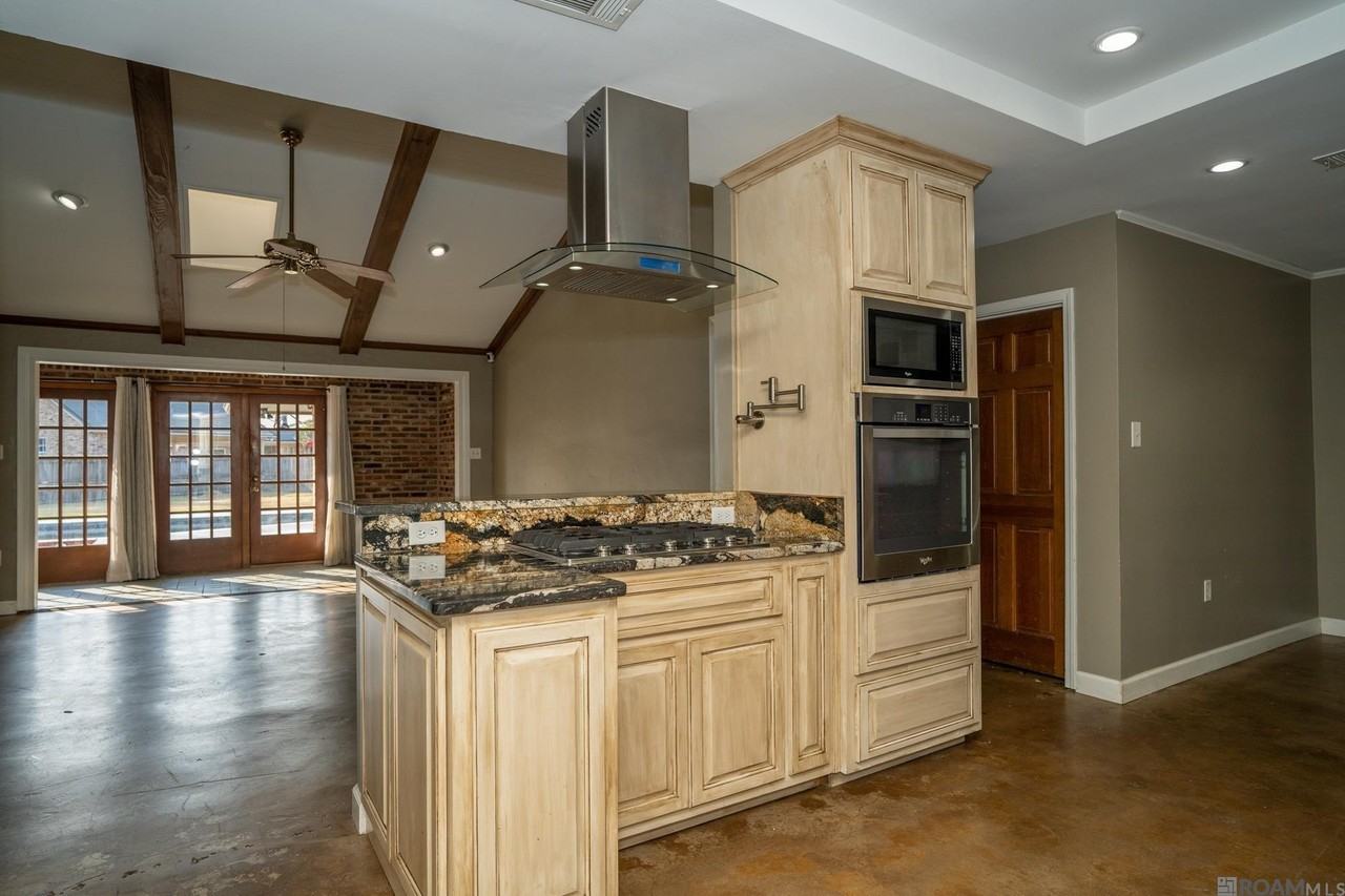 3736 Sessions Dr - Photo 5 of 34