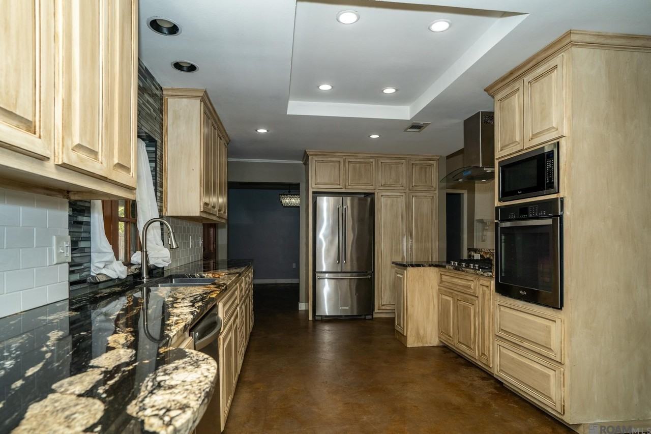 3736 Sessions Dr - Photo 6 of 34