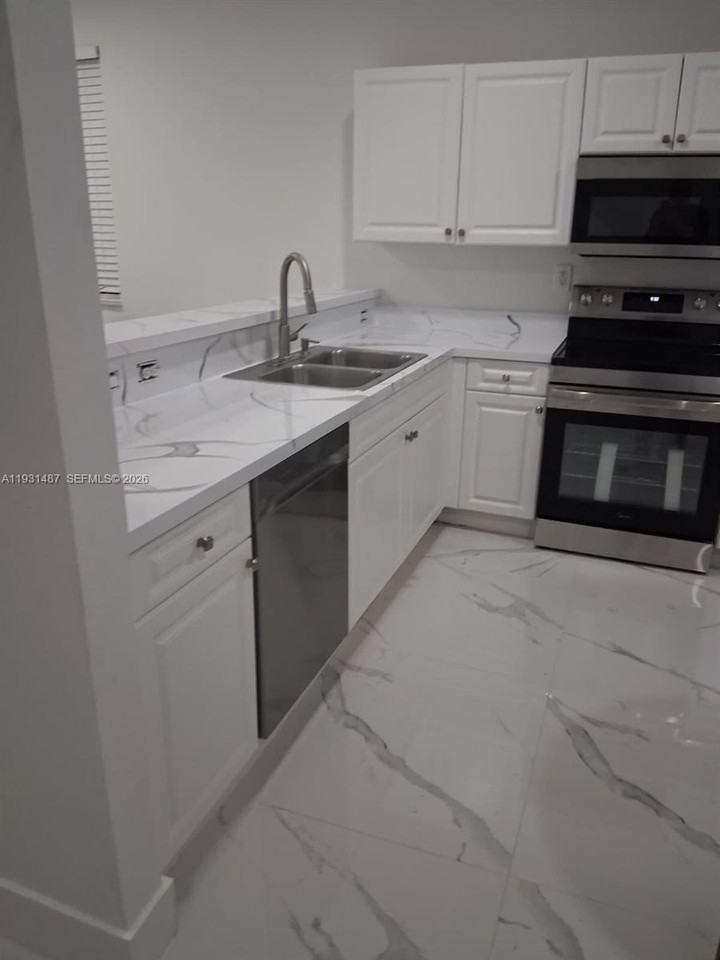 17337 Nw 7th Ave #108 - Photo 4 of 16