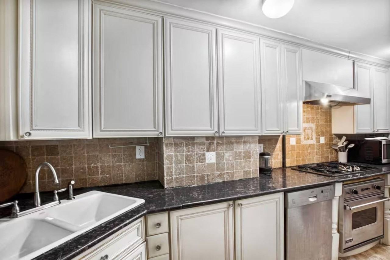 306 E 52nd St #1541919P - Photo 6 of 17