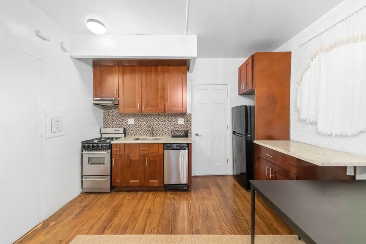 156 W 15th St #1541922P - Photo 3 of 3