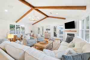 featured image of 383 Lakeview Dr